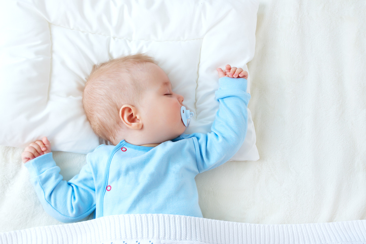 baby sleeping on blue blanket 8 maanden oude slapende baby